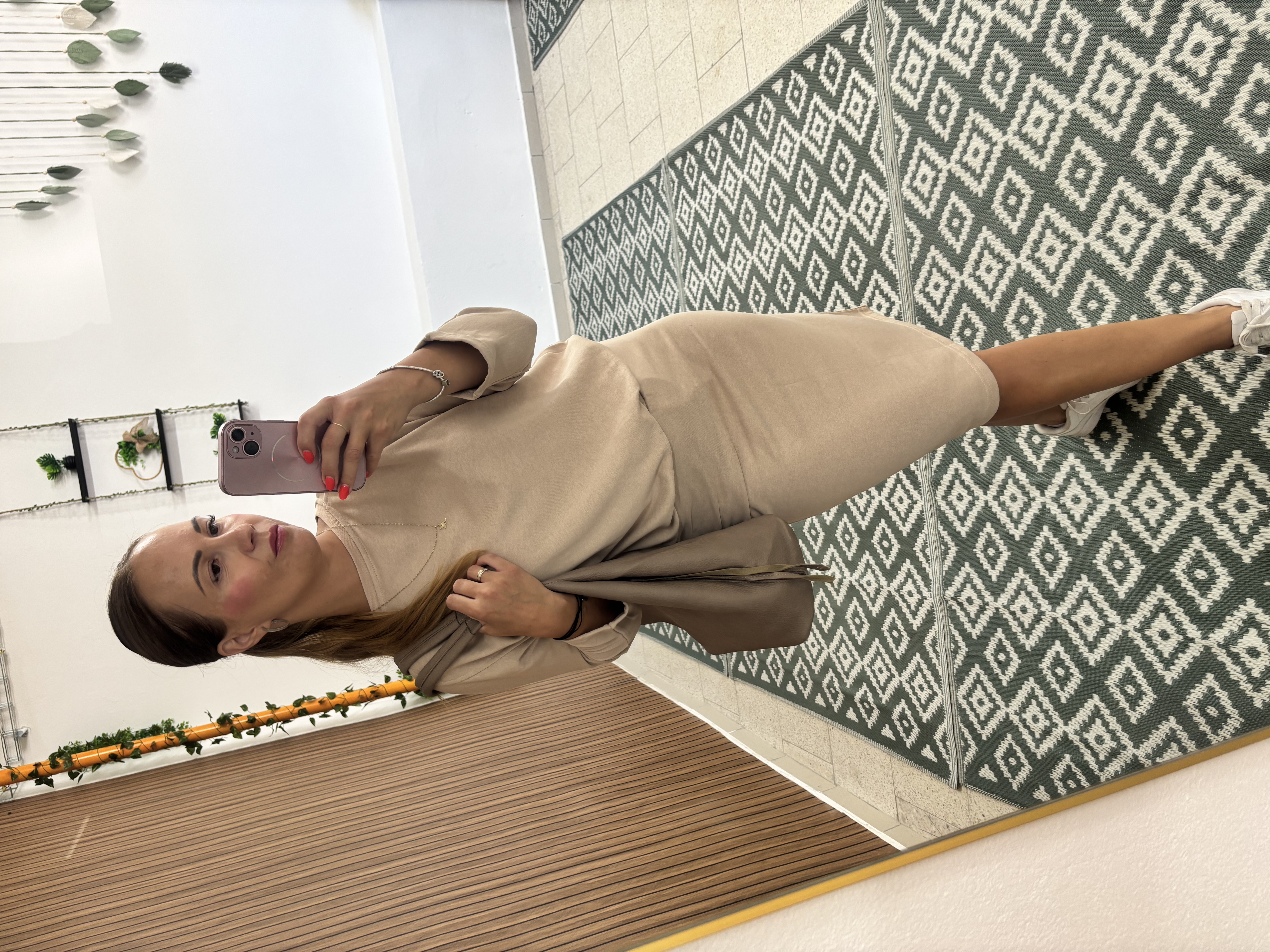 Béžová souprava se sukní a mikinou – UNI