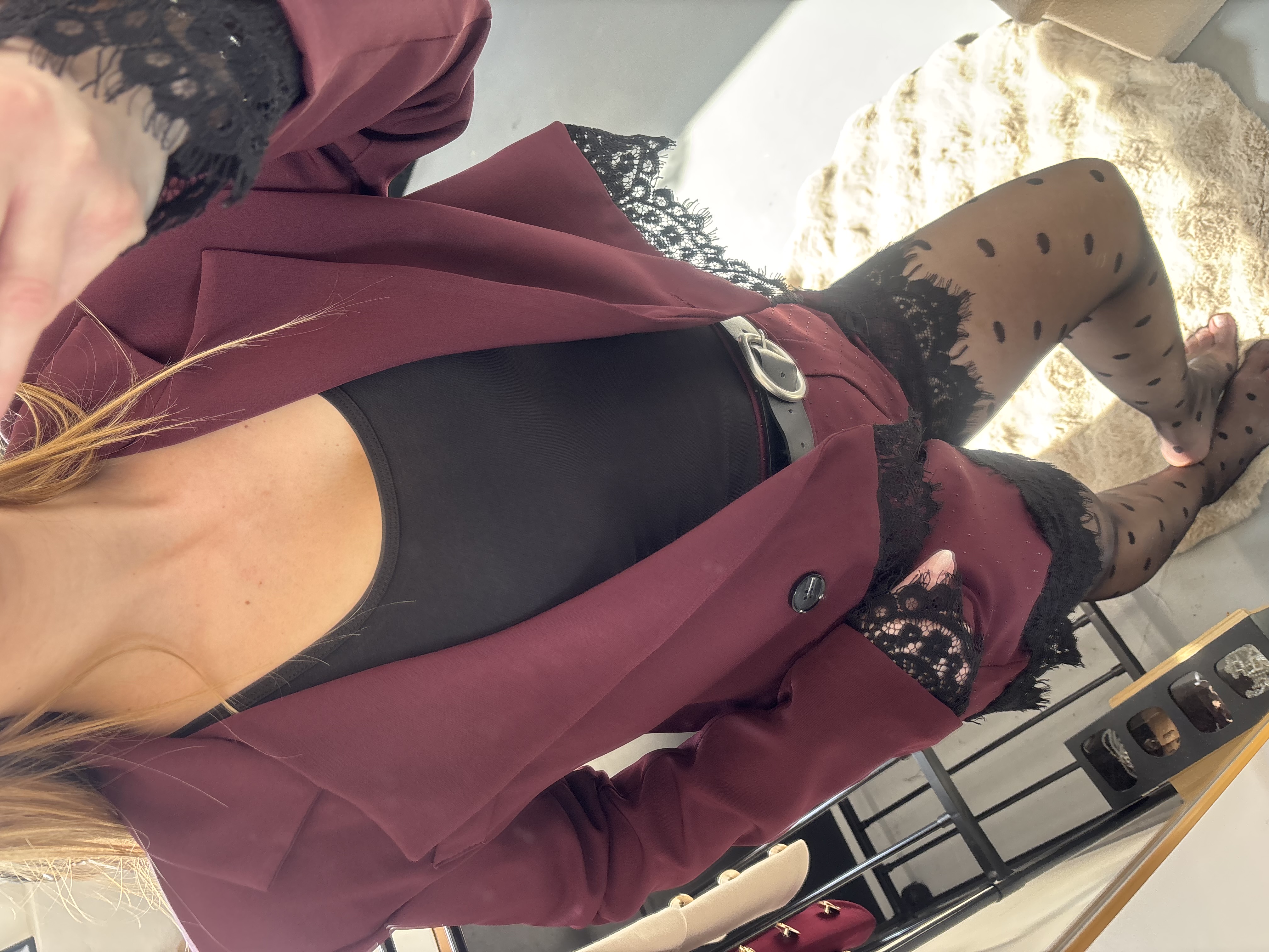 Elegantní zkrácené sako s krajkou – hnědé / bordó