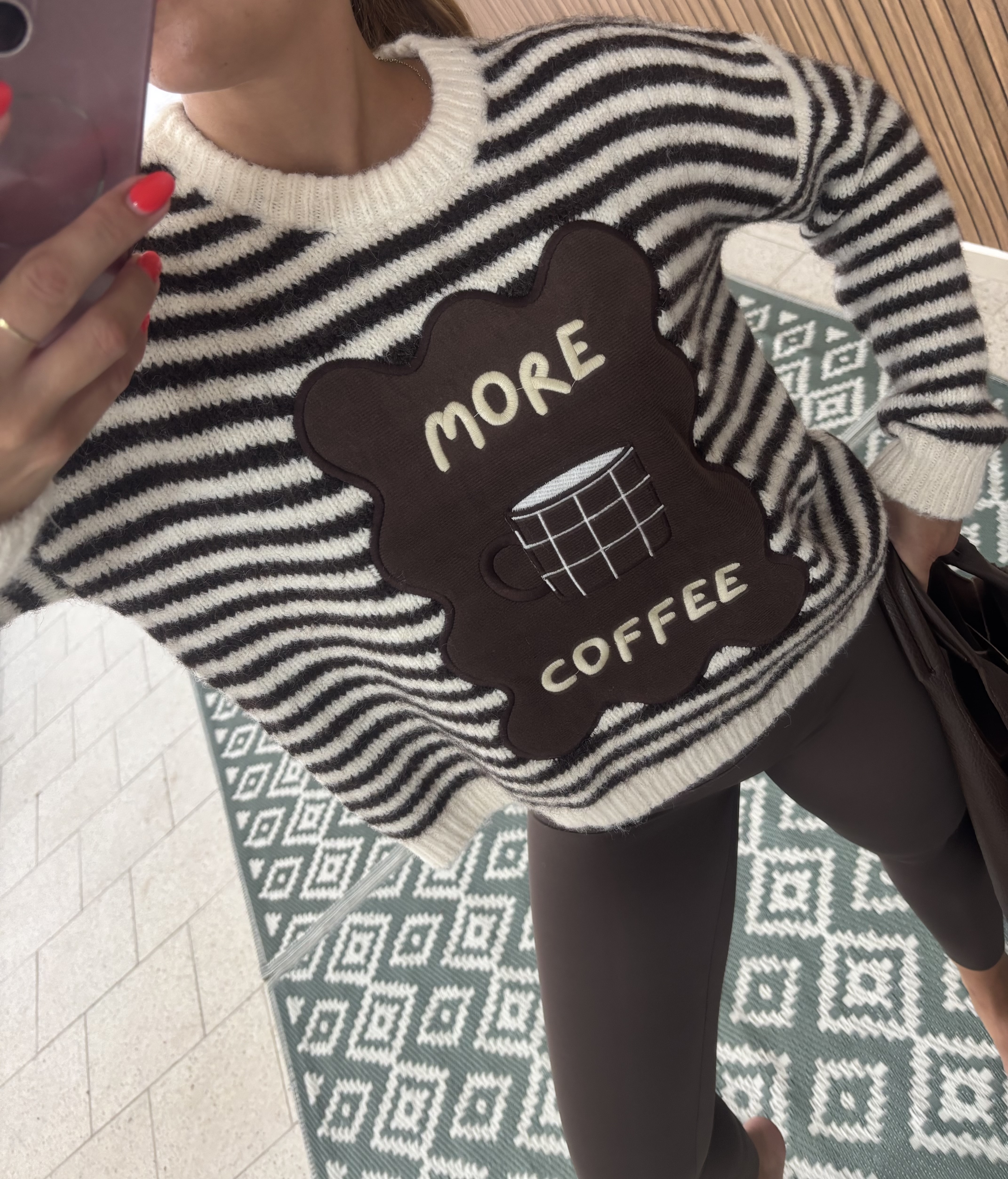 Proužkovaný chlupatý svetr „More Coffee“ – 2 barvy