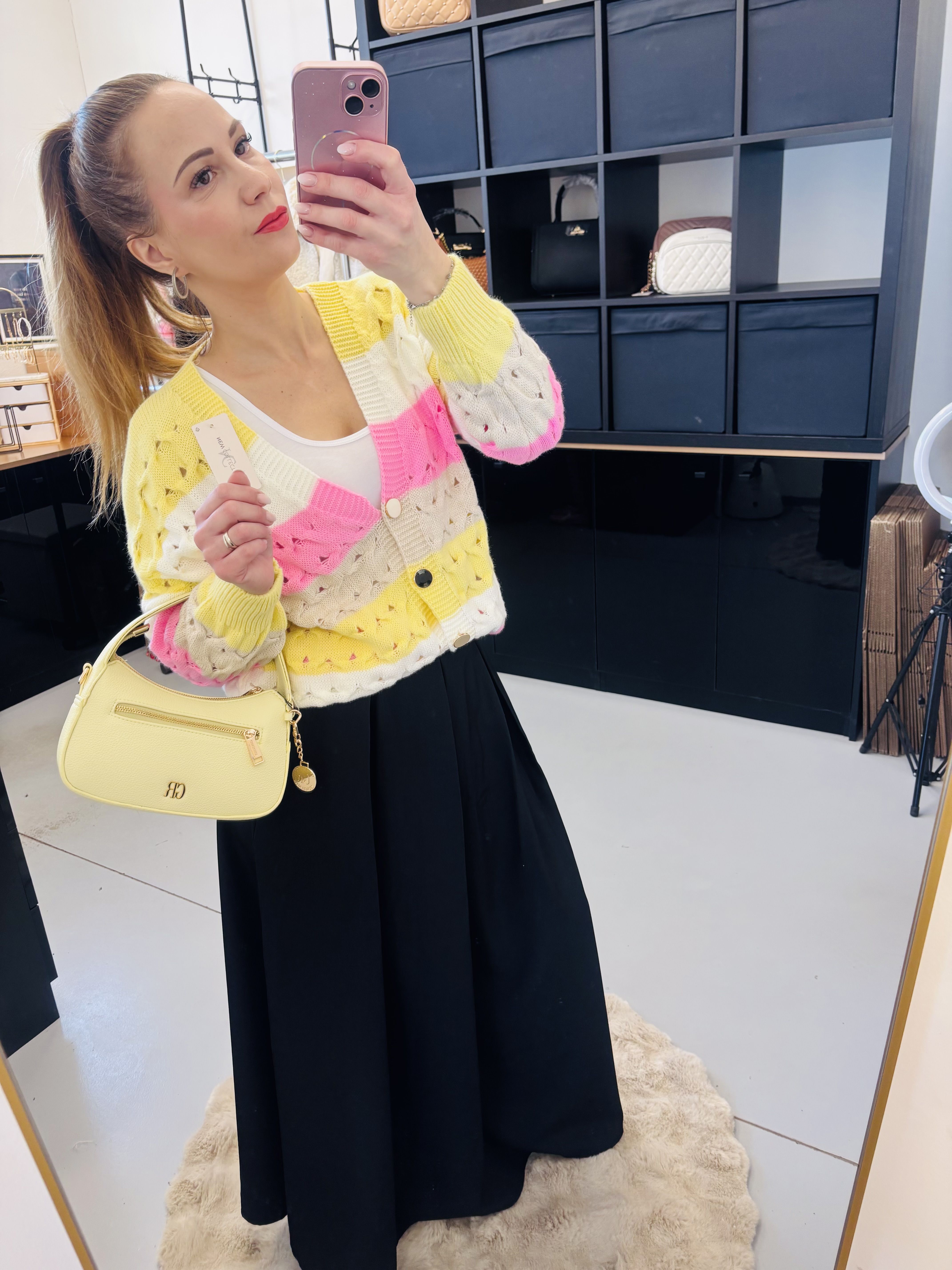 Barevný dírkovaný svetřík s knoflíky – italský styl