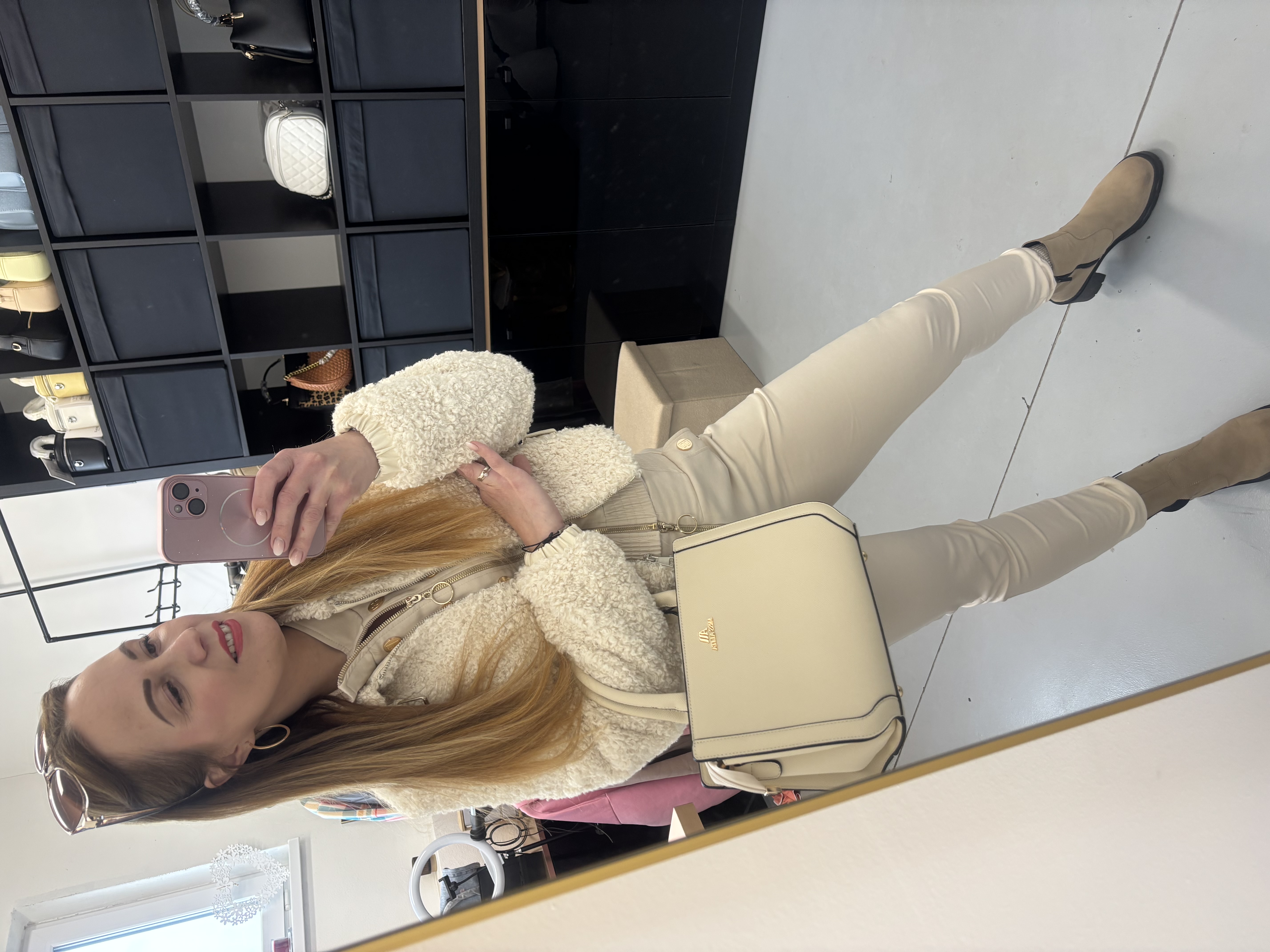 Krátká béžová beránková bunda s koženkovými detaily