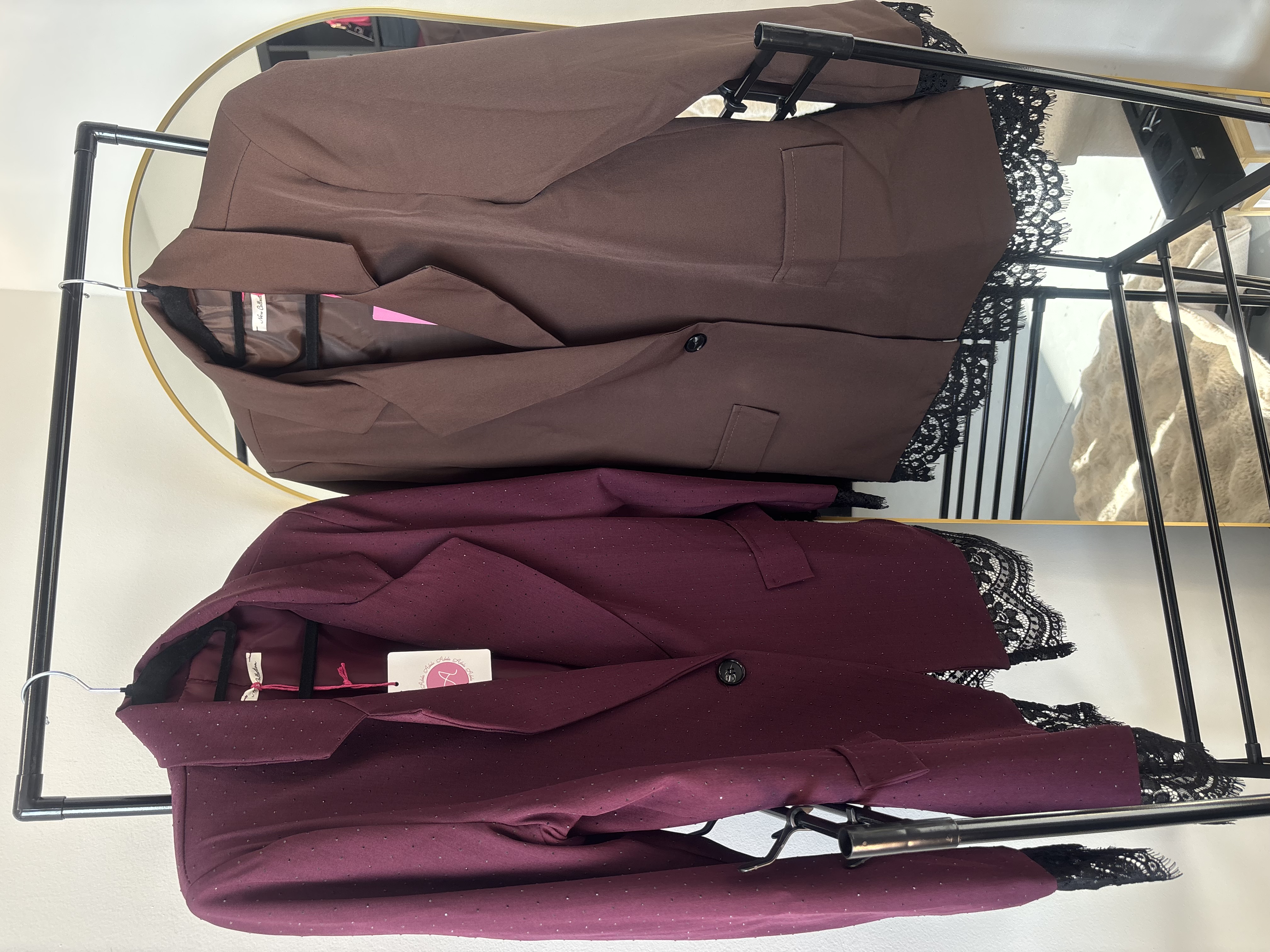 Prodloužené elegantní sako s krajkou a kamínky – hnědé / bordó