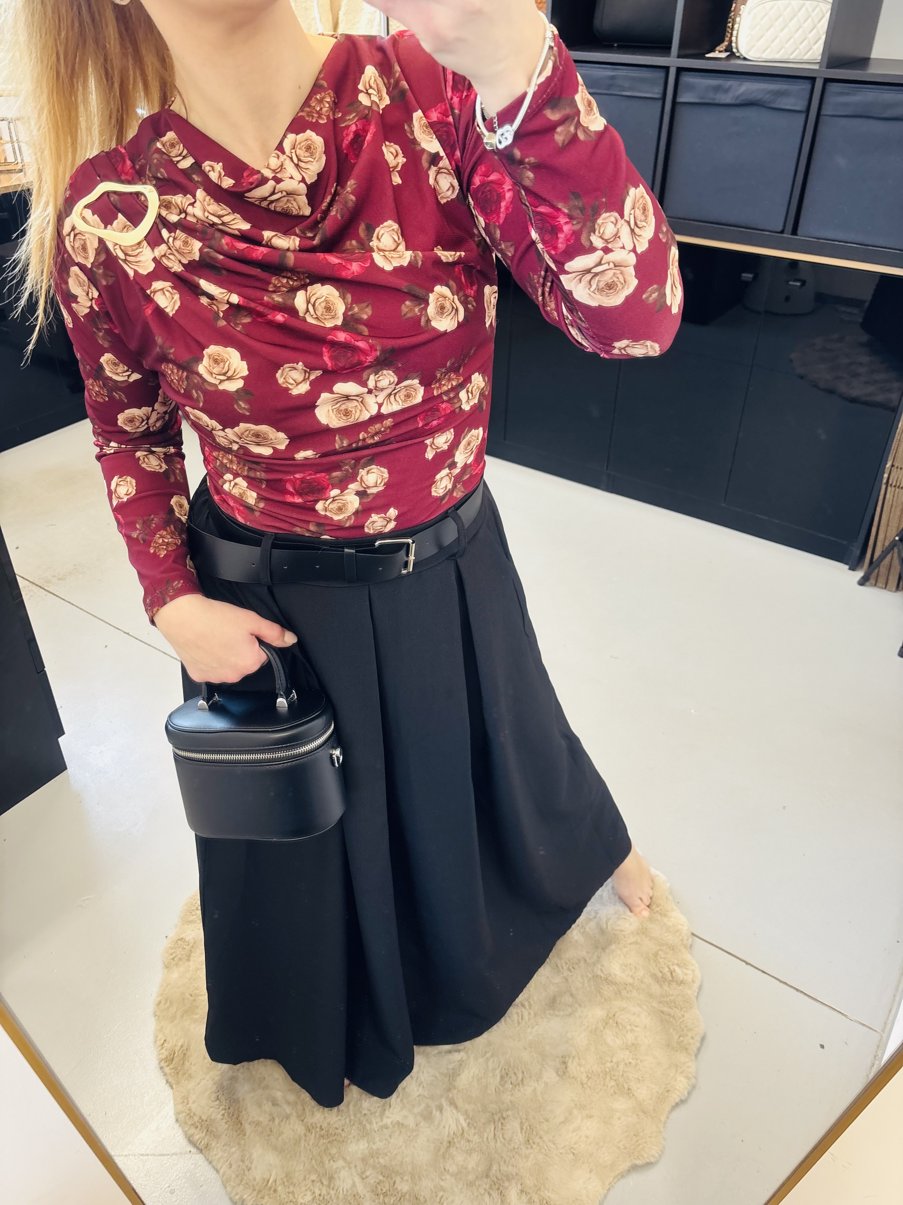 Elegantní halenka s motivem růží a zlatou sponou – bordó / černá / béžová