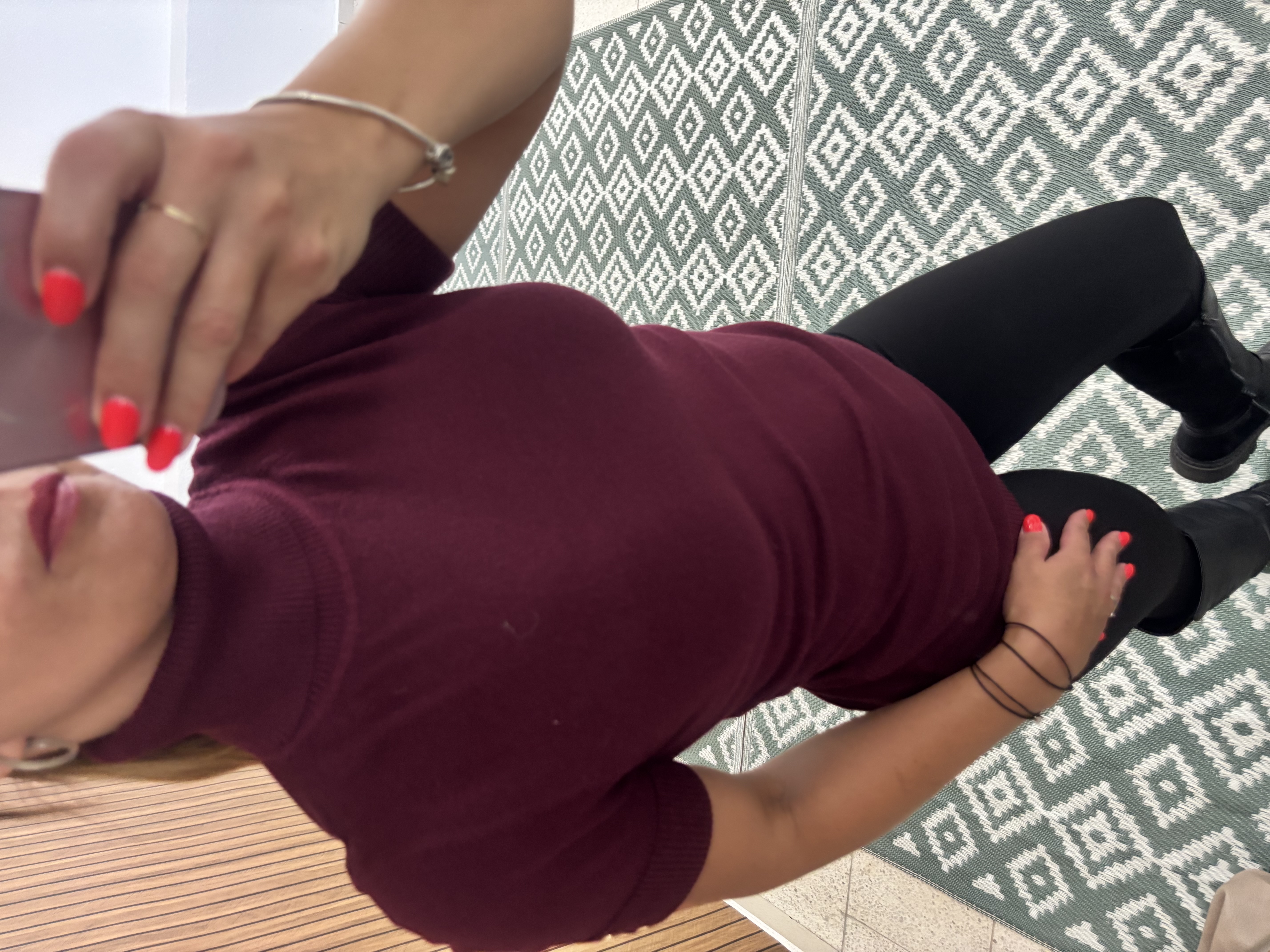 Svetrový rolák s krátkým rukávem a zlatými cvočky – 4 barvy