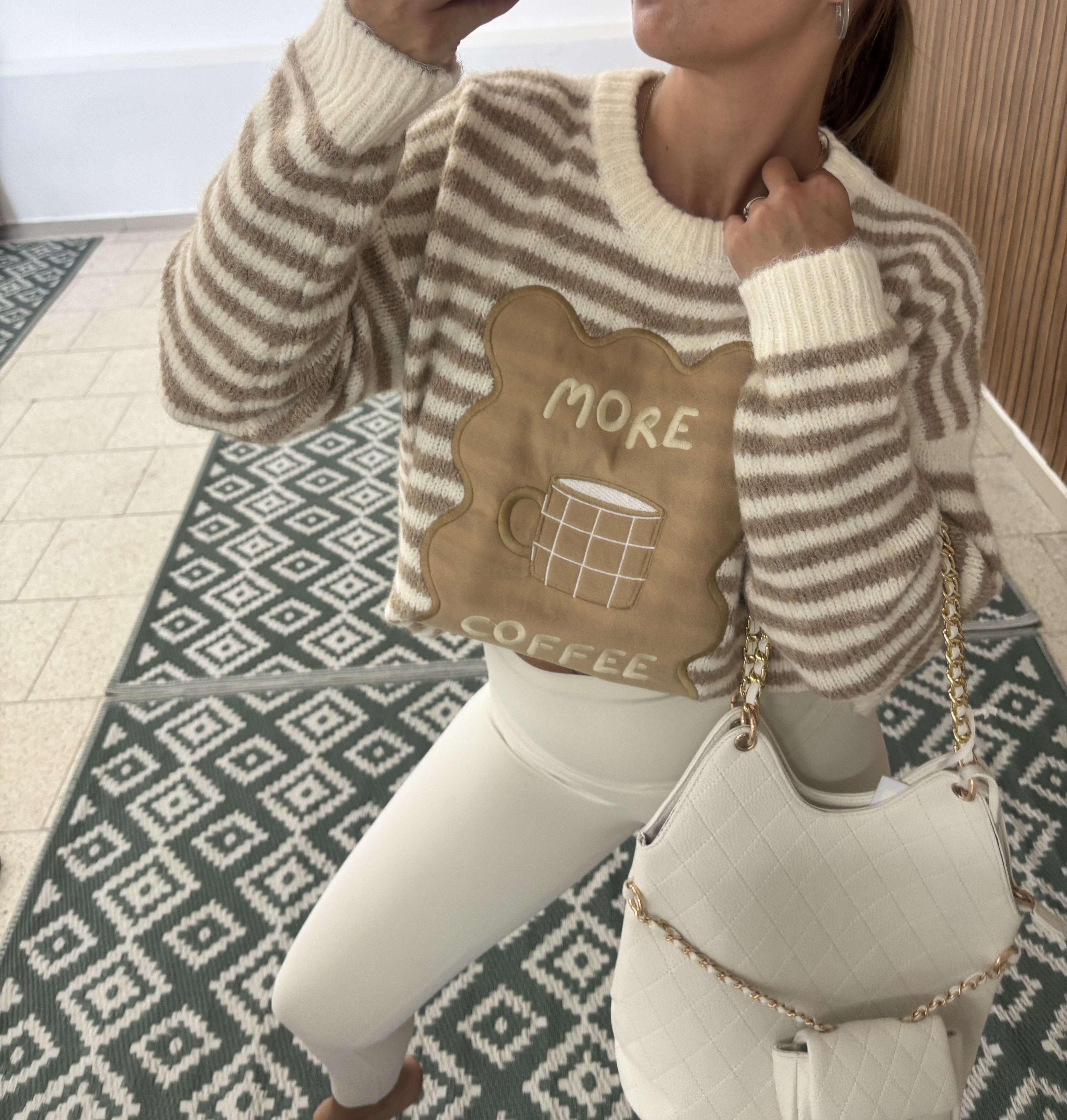 Proužkovaný chlupatý svetr „More Coffee“ – 2 barvy