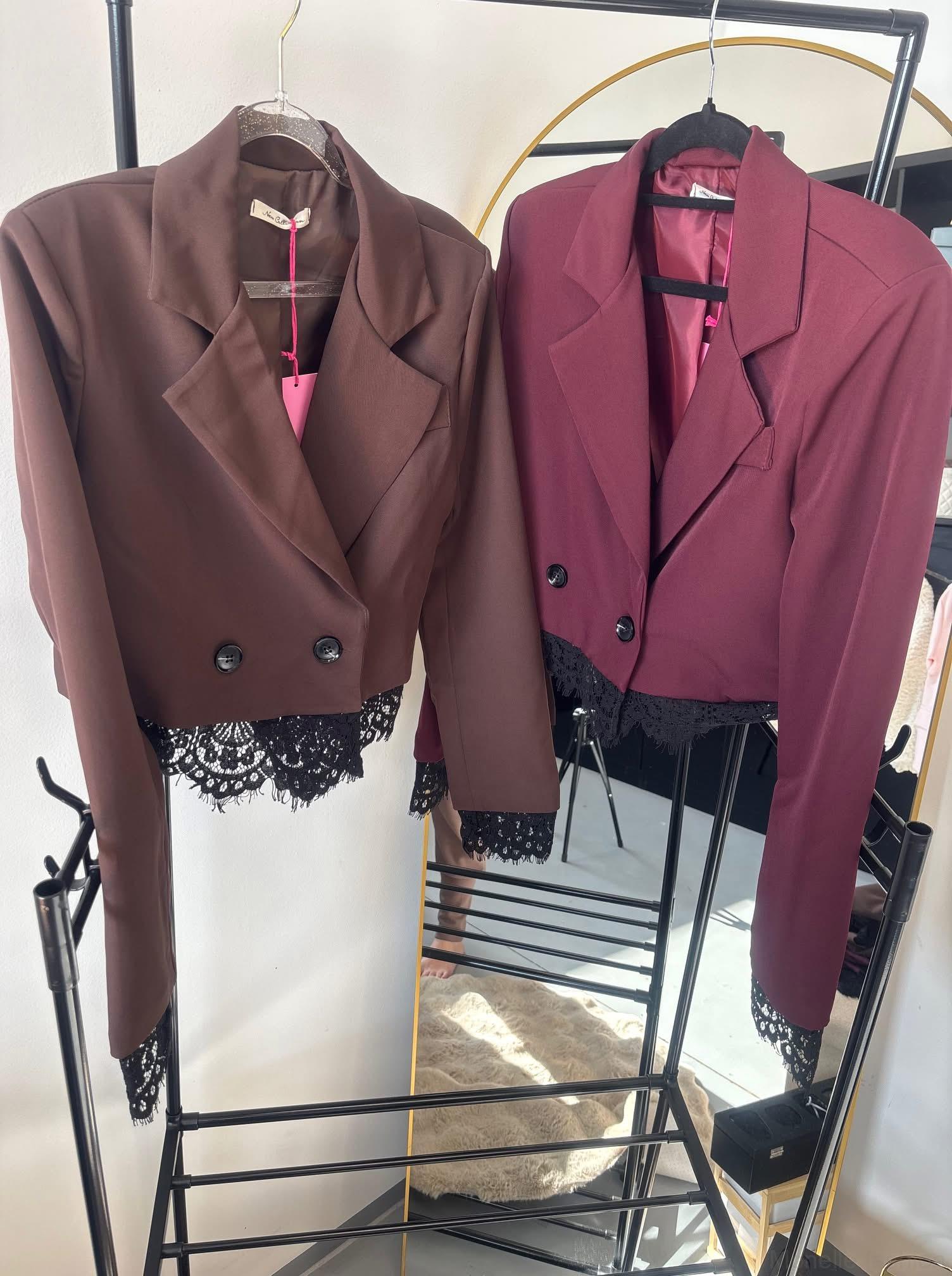 Elegantní zkrácené sako s krajkou – hnědé / bordó
