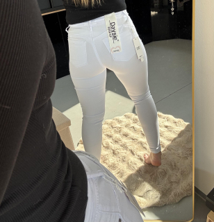 Bílé push-up elastické rifle s krásně tvarujícím efektem